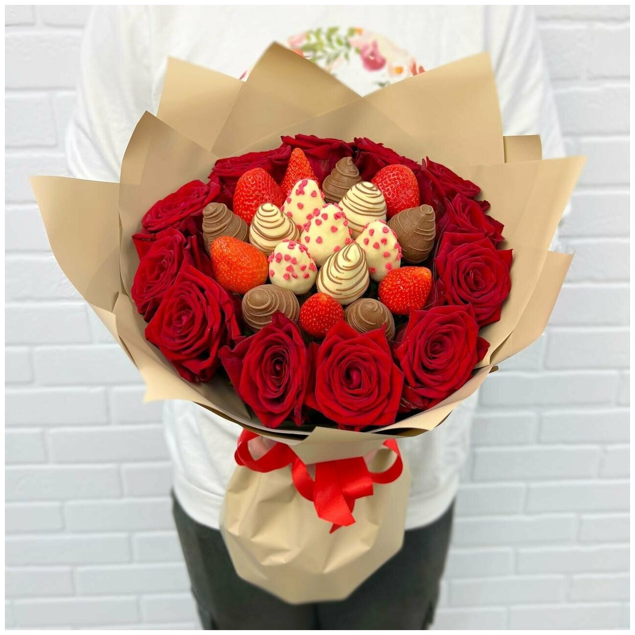 Розы клубника в шоколаде в букете Flowerstorg N984