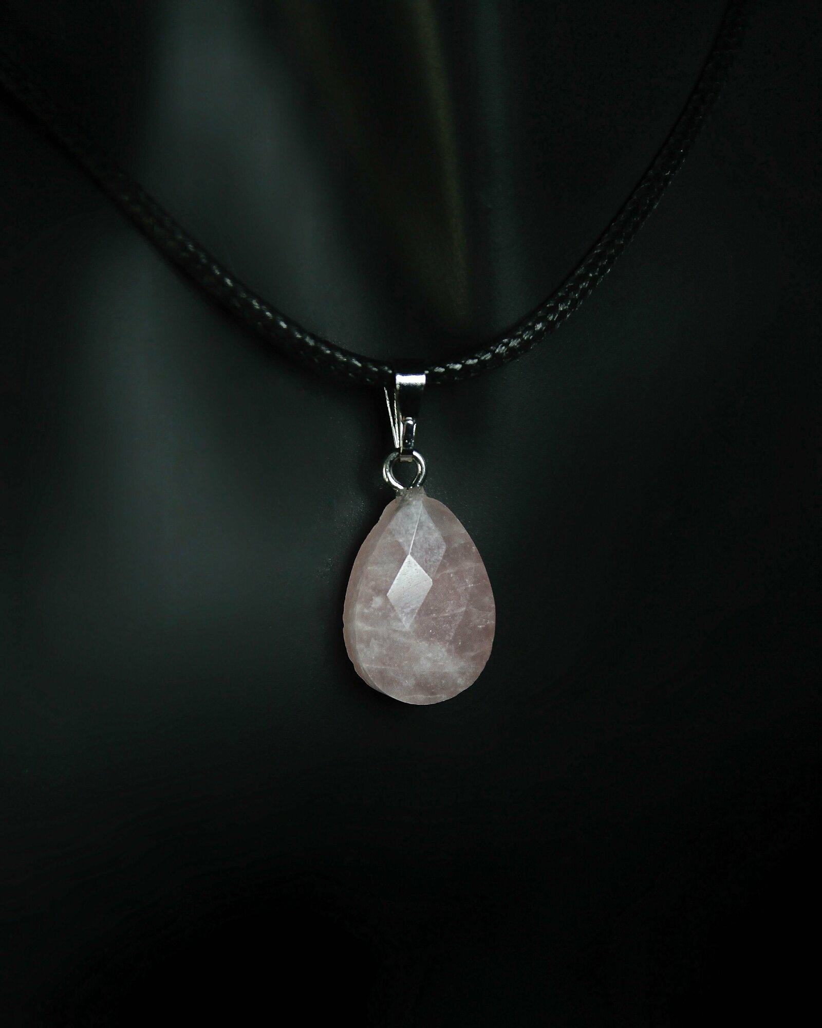 фото Кулон Розовый кварц капелька - натуральный камень, 18 мм, граненый - подвеска, талисман на шнурке - символ любви и верности