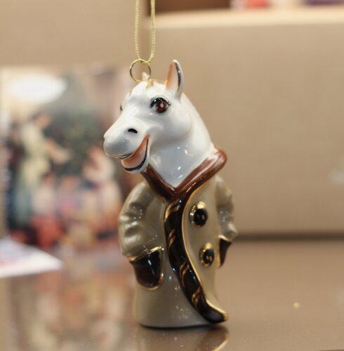 Изображение товара Елочная игрушка статуэтка Конь в пальто, фарфор, ручная роспись, Символ года 2026