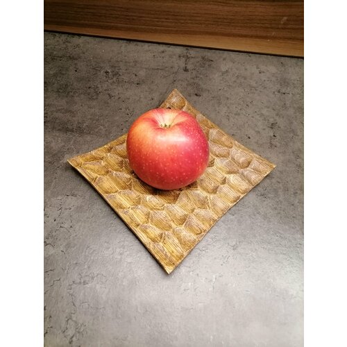 Тарелка деревянная квадратная.