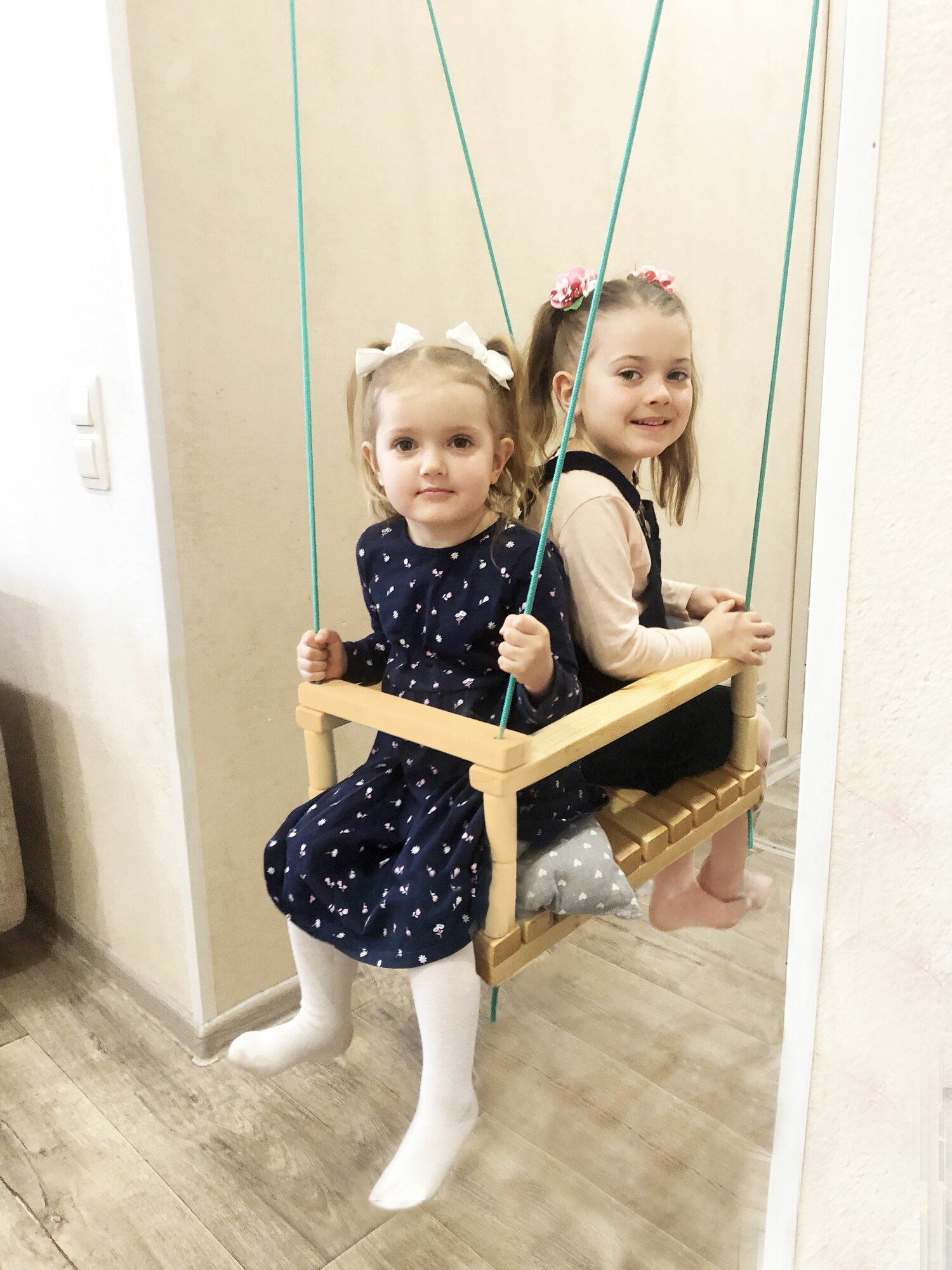 фото Деревянные двухместные детские качели!