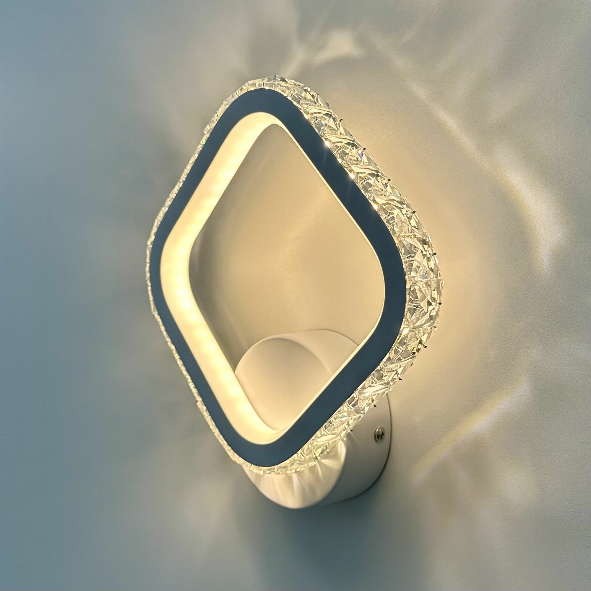 фото Бра, настенный светодиодный светильник белого цвета с хрусталём Свет Столицы, LED, 40W, до 5 кв. м.