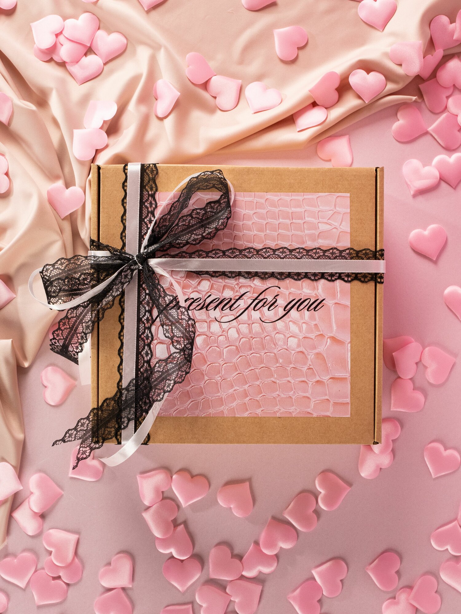 Коробка подарочная "Кружево", 22x22x10 см, квадратная, чёрная/светло-розовая