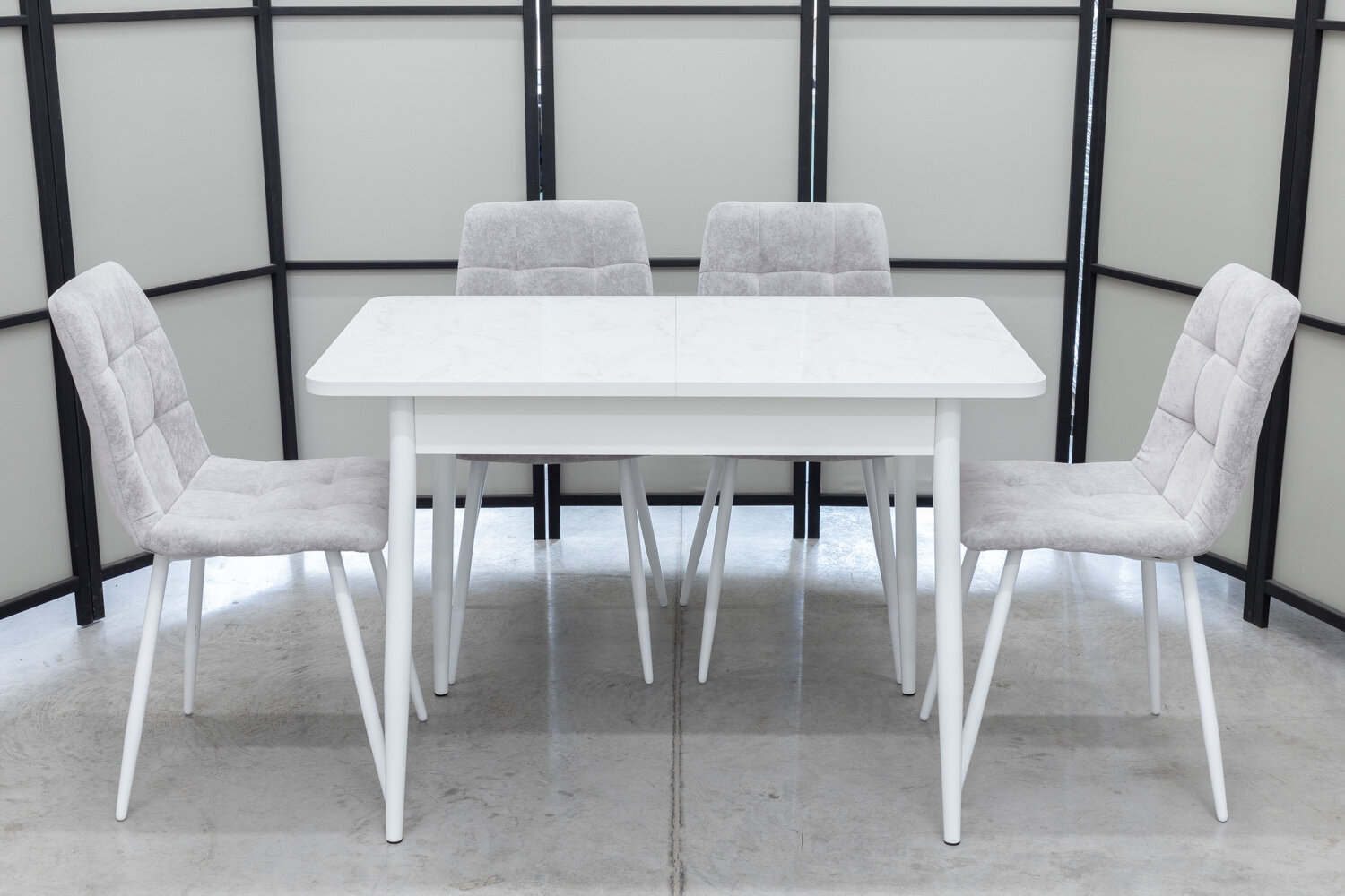 Обеденная группа Ост Кватро, стол белый термопластик, 110(140)х70 см, обивка стульев антивандальная, моющаяся, антикоготь, цвет светло-серый - фотография № 1