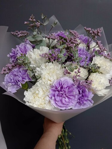 Изображение товара Букет из диантусов/гвоздика с эвкалиптом и лимониум "Мунн лайт" MAXI