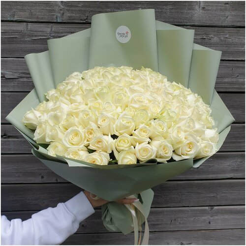 Розы Премиум 101 шт белые 50 см в зелёной упаковке арт.11610 - Просто роза ру