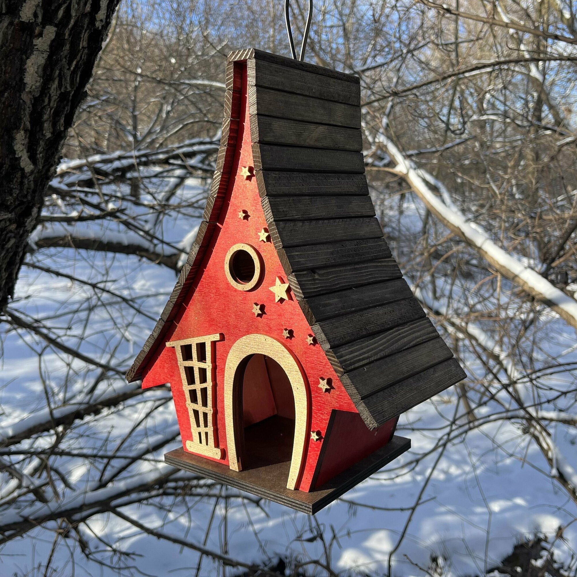Деревянный скворечник для птиц PinePeak / Кормушка для птиц подвесная для дачи и сада, 330х250х150мм - фотография № 3