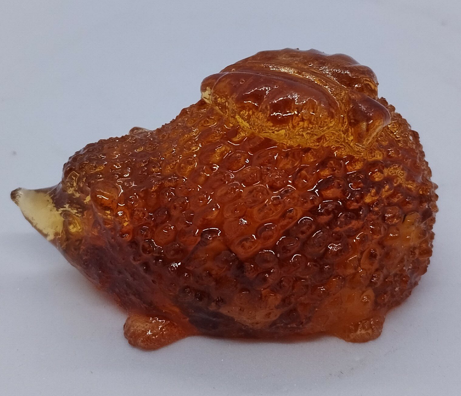 Янтарная фигурка "Ёжик с листиком " — фото 1