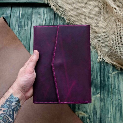 Изображение товара Кожаный блокнот в точку формата А5 со сменным блоком. Малиновый цвет.