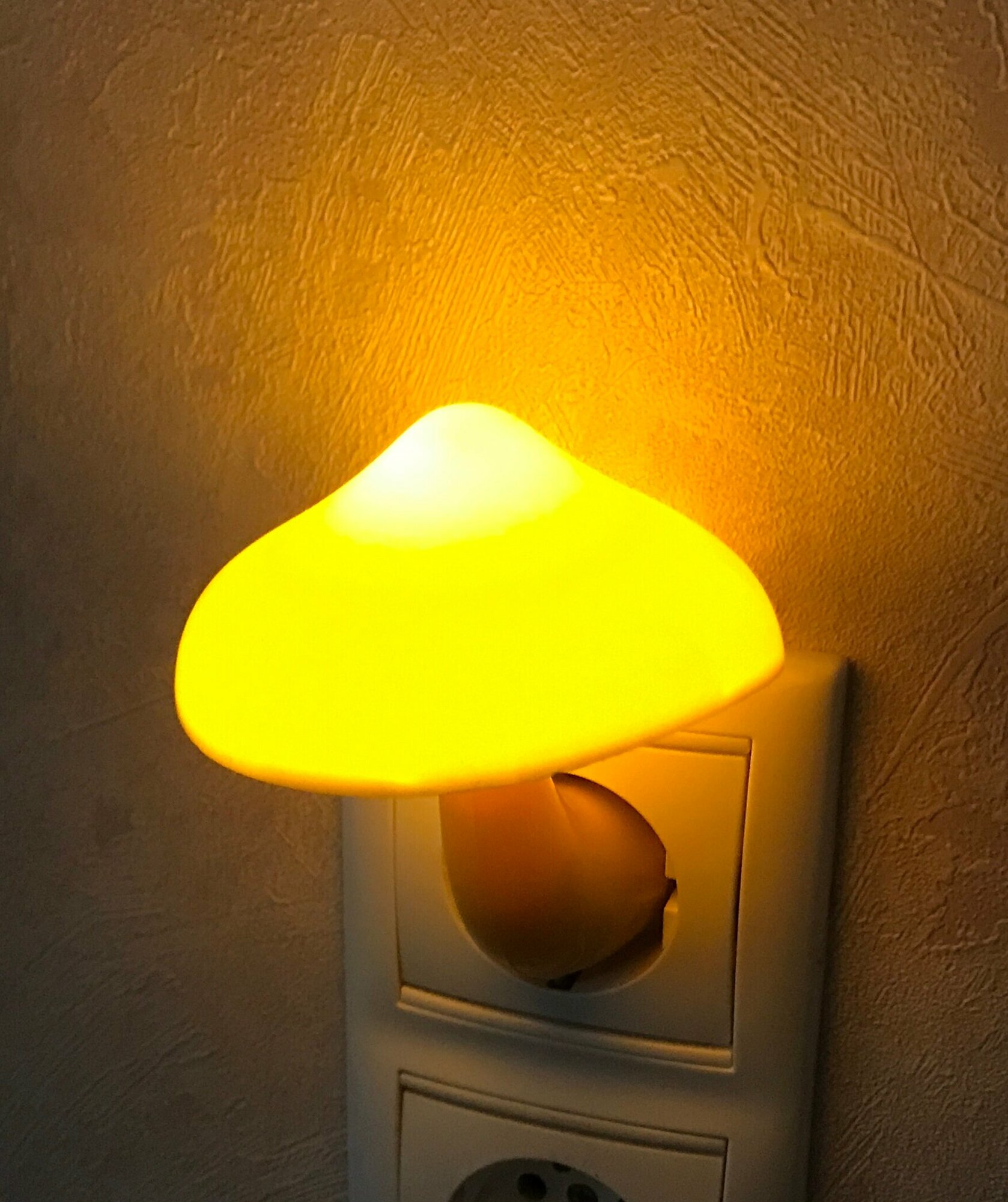 Ночник-светильник гриб с датчиком света в розетку - фотография № 6