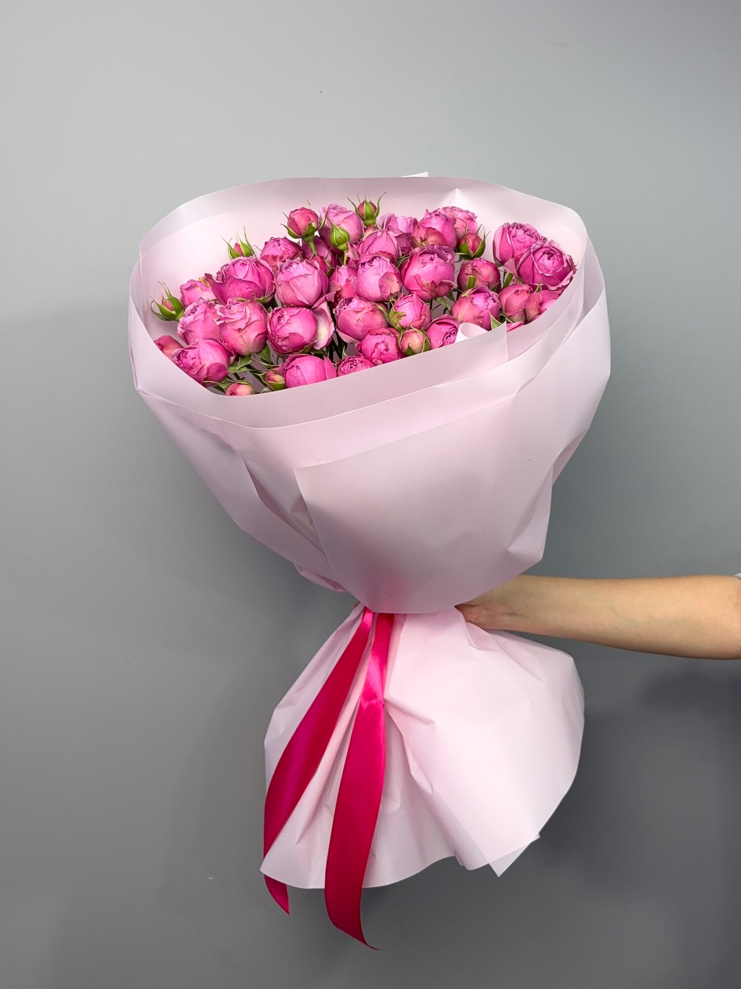 Монобукет West Flora "Нежность" 11 роз 55см пастельные розовые тона оберточная бумага