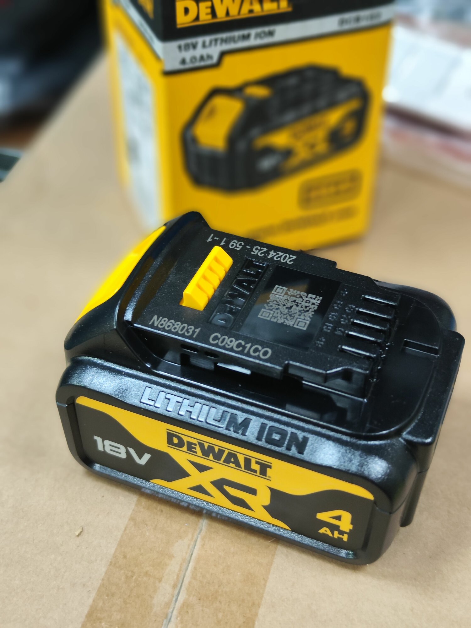Аккумулятор DeWalt DCB182-XJ(оригинал )4 ампера , 18 вольт — фото 1