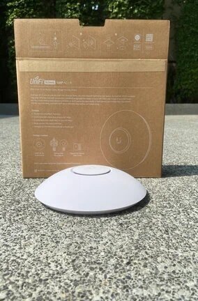 Wi-Fi точка доступа Ubiquiti UniFi AC LR