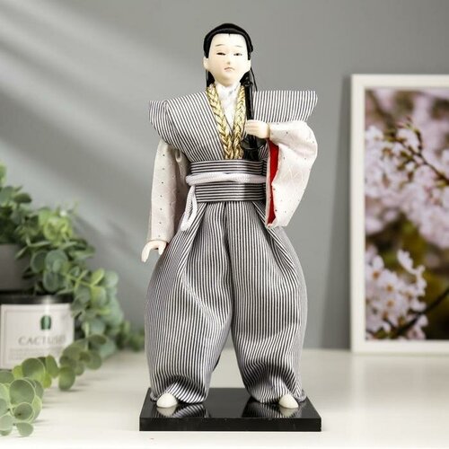 фарфоровая коллекционная кукла в сером платье Кукла коллекционная Самурай в сером кимоно с мечом 30х12,5х12,5 см