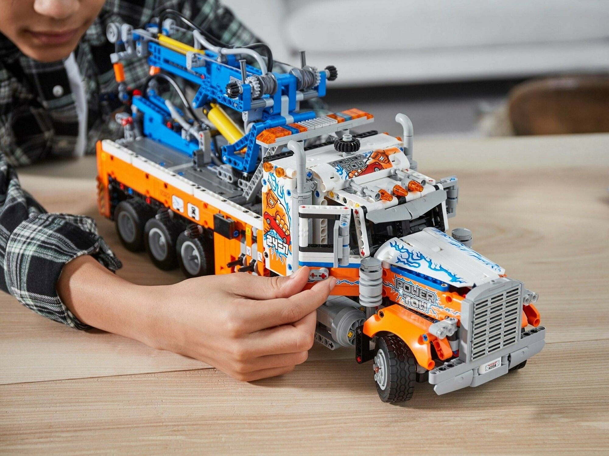 Конструктор LEGO Technic Грузовой эвакуатор - фото №11