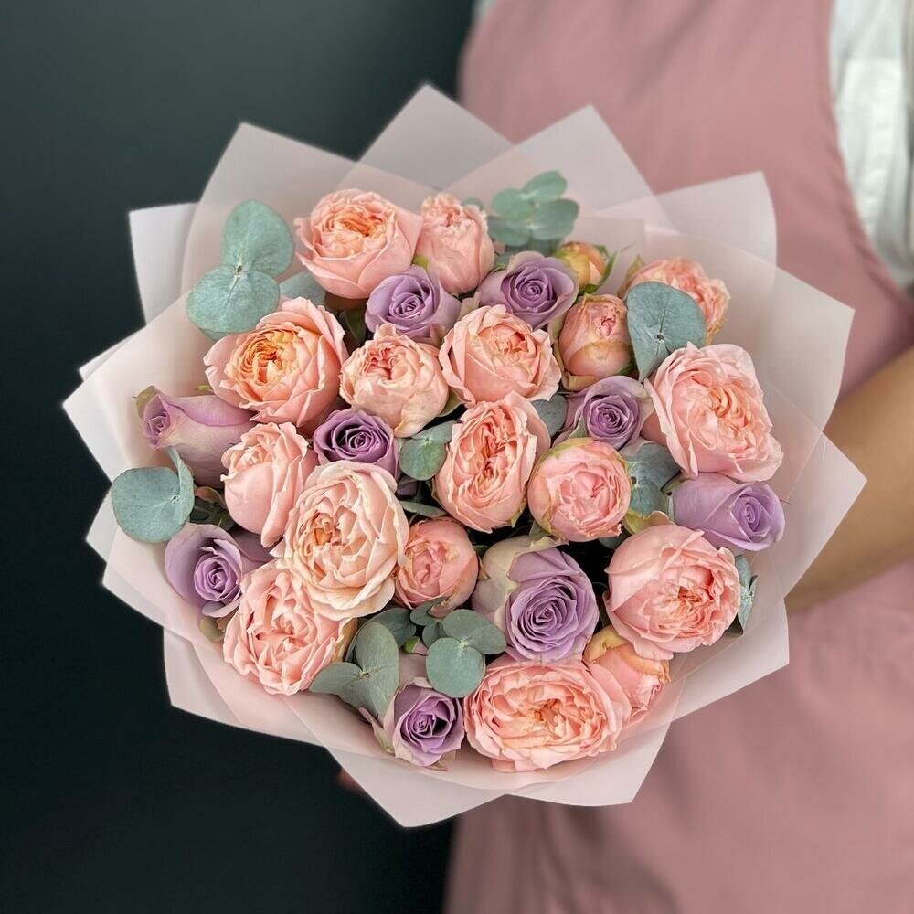 Авторский букет из розовых и фиолетовых пионовидных Роз с Эвквлиптом