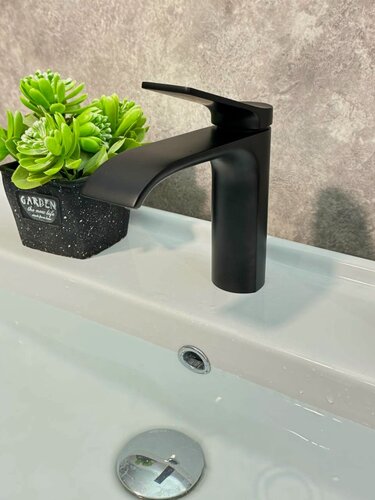 Изображение товара Смеситель для раковины и умывальника из латуни V343511-C цвет черный от бренда Vieir