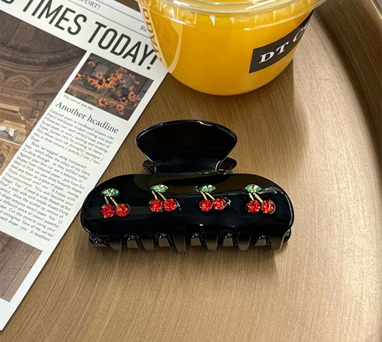 Заколка-краб «Вишня» это стильный аксессуар, который придаст образу легкость и женственность. Белый — фото 1