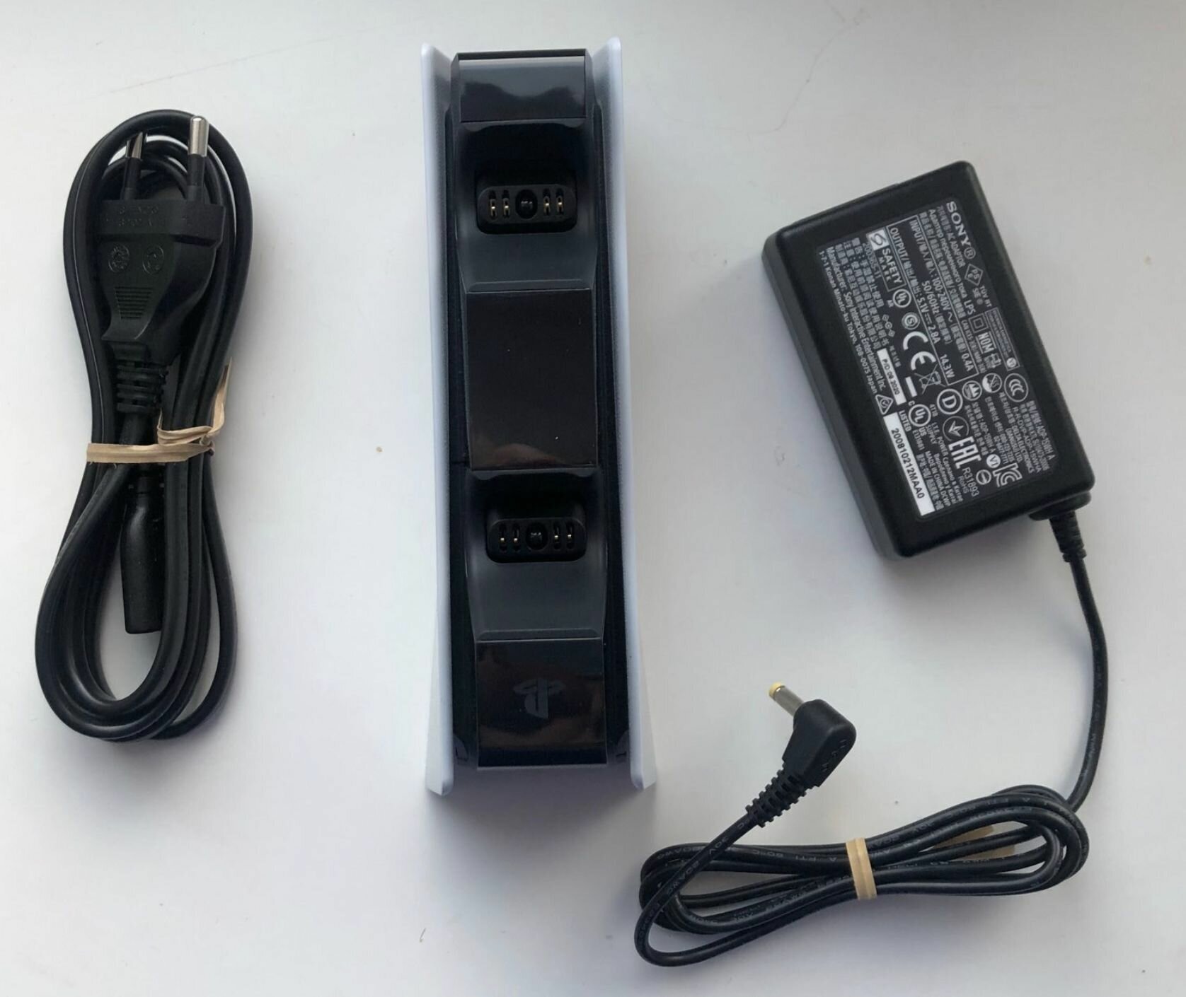 Sony зарядная станция DualSense на два геймпада для PS5, белый/черный, 1 шт. - фотография № 18