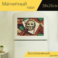 Магнитный пазл "В обветшалом антикварном магазине, среди разбросанных старинных предметов, увеличительное стекло фокусируется на деталях потрепанной маски." для интерьера, 38х26 см.