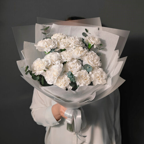 Изображение товара Цветы / Монобукет из 15 белых гвоздик с эвкалиптом в дизайнерской упаковке