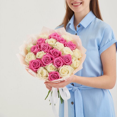 Изображение товара Букет живых цветов из 25 белых и розовых роз Прелесть