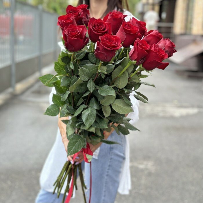 15 длинных красных роз Эксплорер 80 см