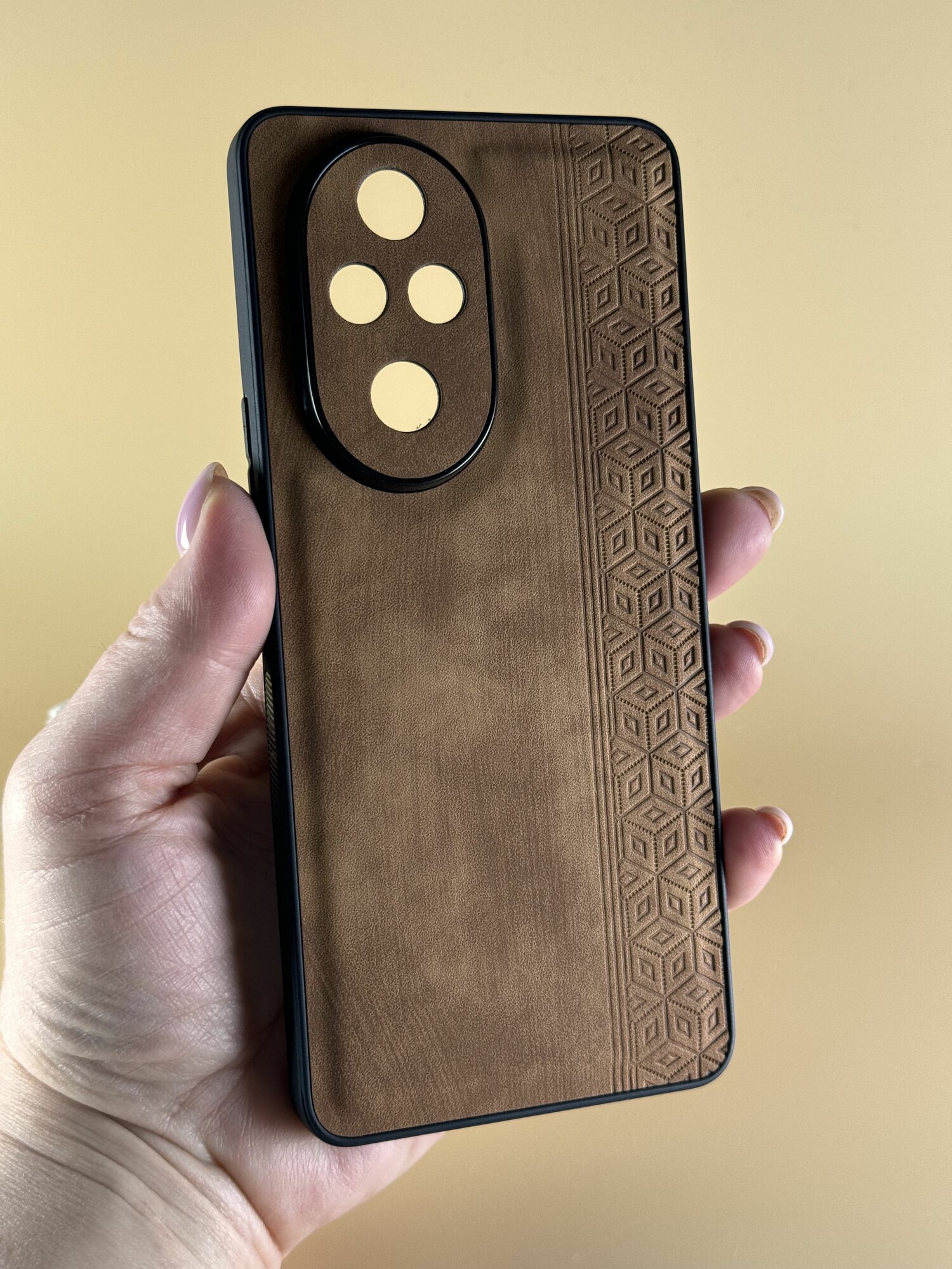 Чехол кожаный на Honor 200 / Чехол на Хонор 200 с защитой камеры, геометрия, коричневый — фото 1