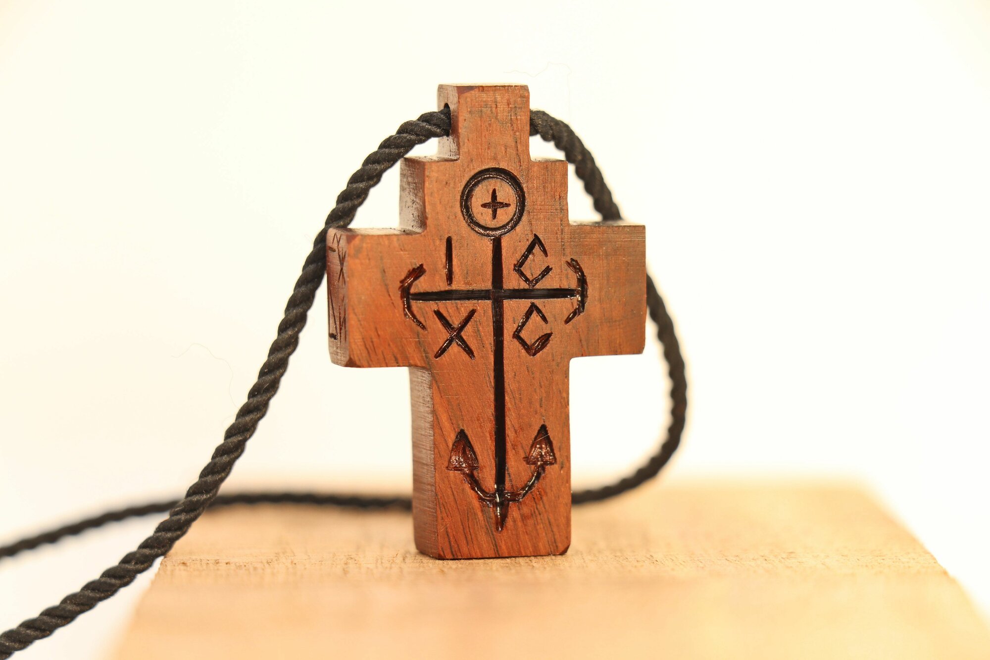 Крест-якорь из палисандра, ручной работы