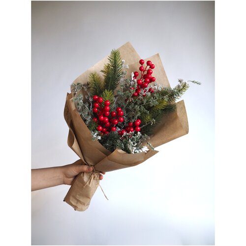 Букет сухоцветов с искусственной елью и ягодками