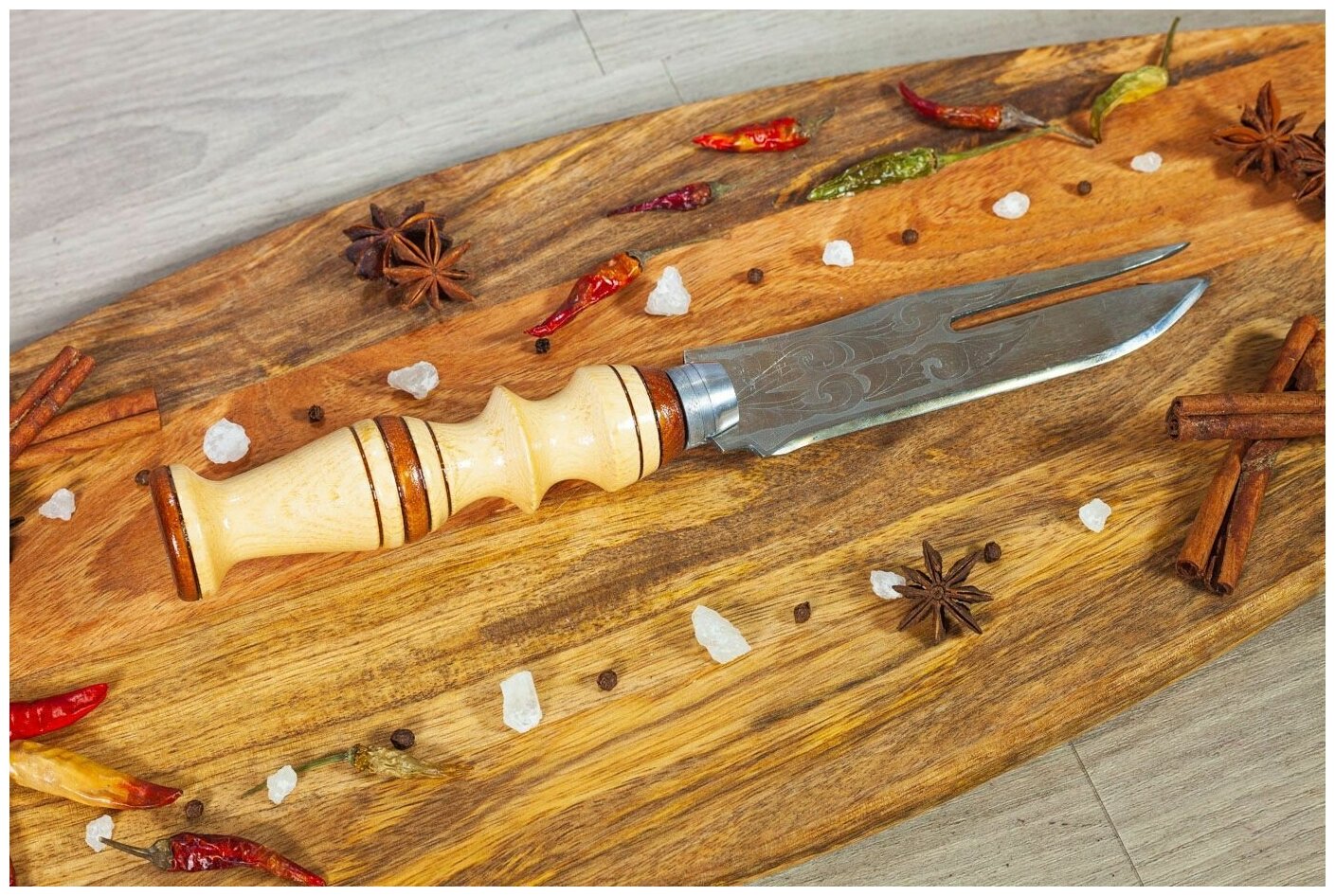 Вилка - нож для снятия мяса с резной рукоятью и гравировкой на лезвии №2 - фотография № 3