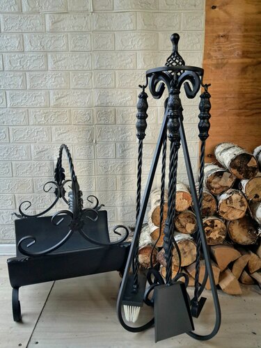 Изображение товара Дровница с каминным набором (кочерга, совок, метелка, щипцы), черный полуматовый