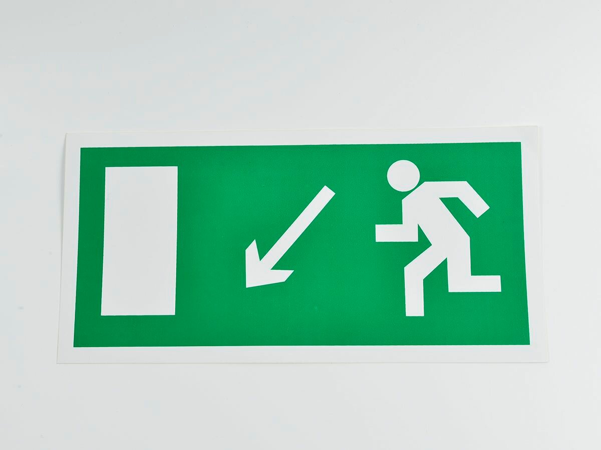 Пожарный знак E08 'Направление к выходу налево вниз' 300х150 мм