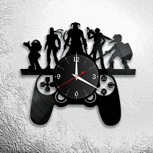 геймер смотрит на часы на стене