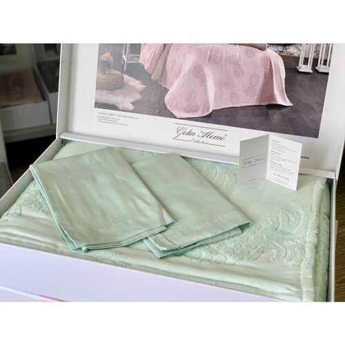 Покрывало на кровать 220х240 с наволочками и простыней