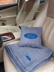 Автомобильный комплект с вышивкой логотипа Ford: подушка 30х30 см и плед 150х150см цвет серый