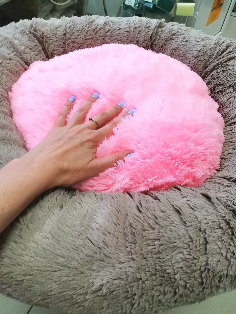 Мягкая плюшевая кровать-лежак для собак и кошек. Цвет Бежевый с розовым. - фотография № 8