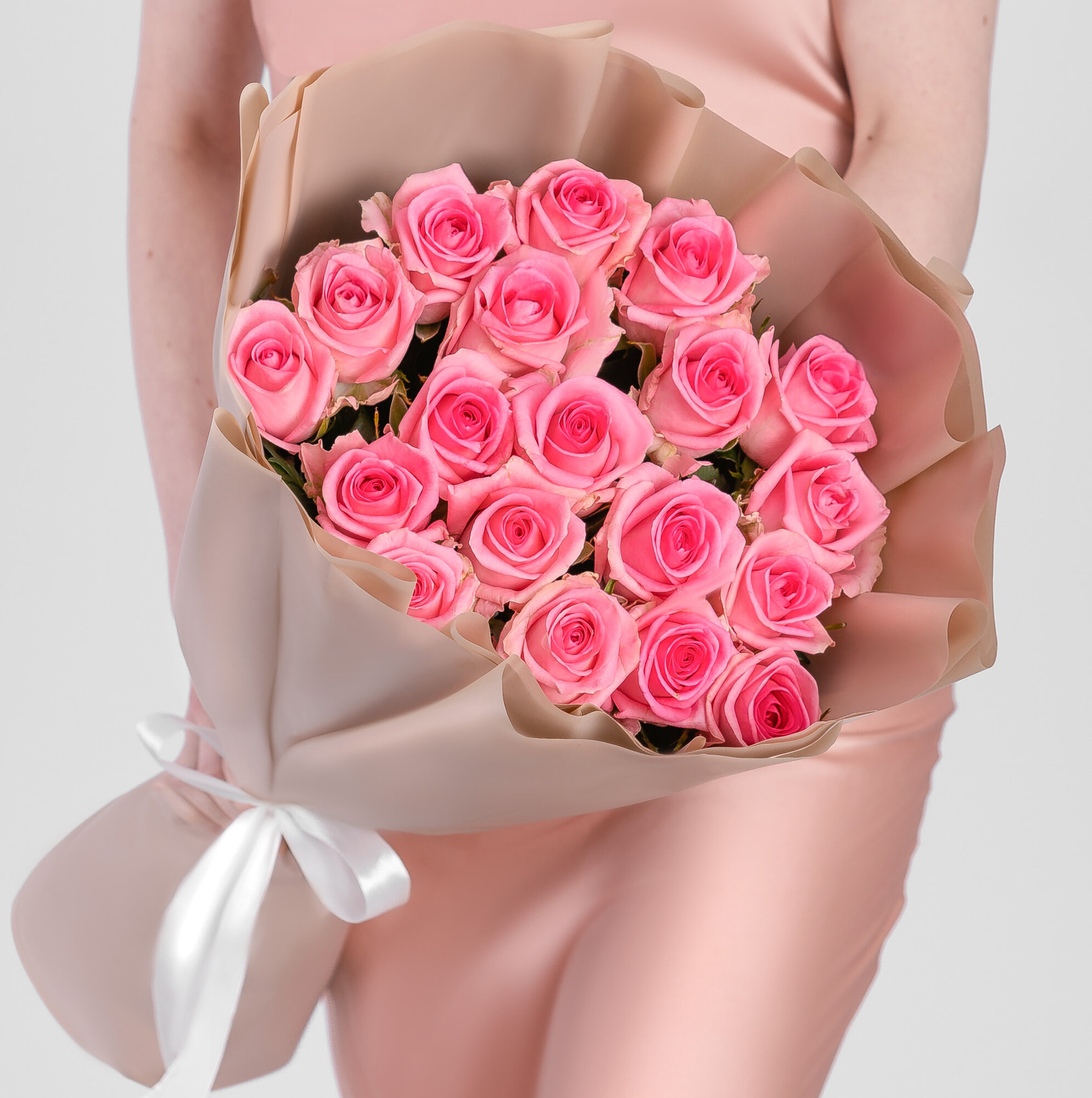 Букет Мегацвет24 "Розы Ревиваль" 19 ярко-розовых роз высота 70см