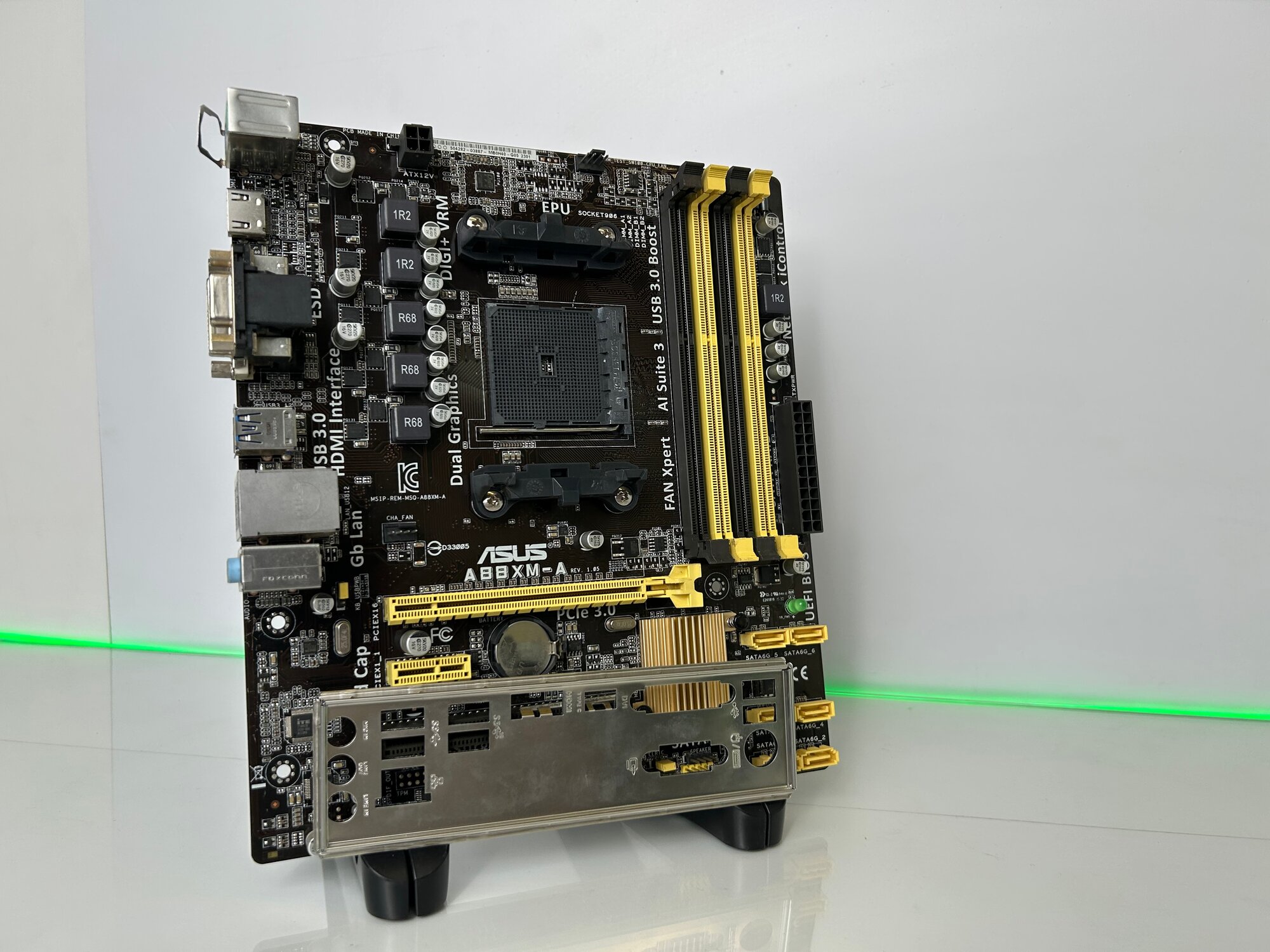Материнская плата Asus A88XM-A (Socket FM2/FM2+, AMD A88X, 4xDDR3, 1xPCI-E 16x, 1xPCI-E 1x, mATX)