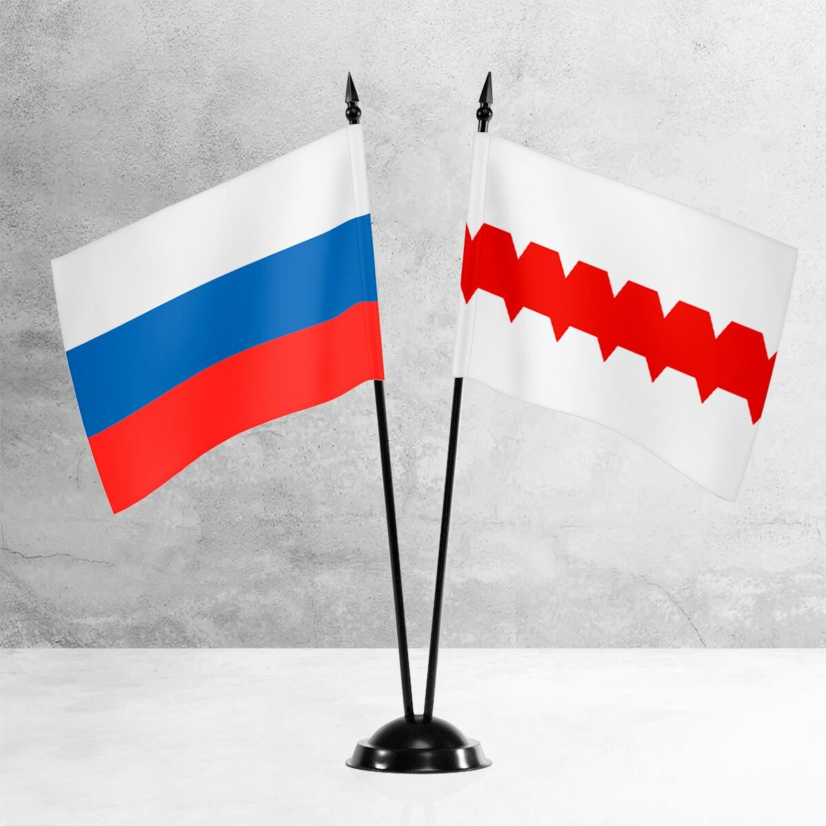 Настольные флаги России и Омска на пластиковой черной подставке