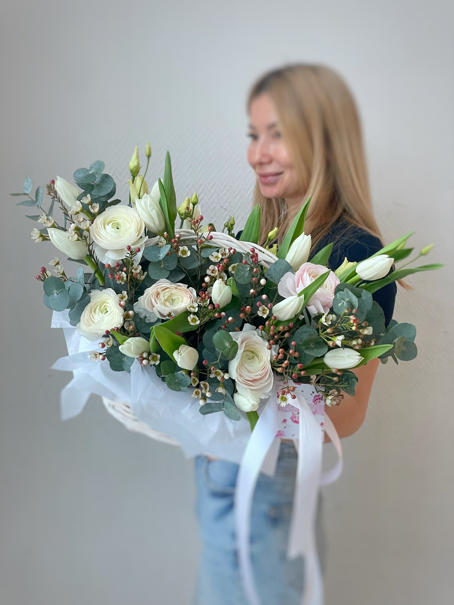 Корзина с белыми тюльпанами ранункулюсами и шамилациумом эвкалиптом