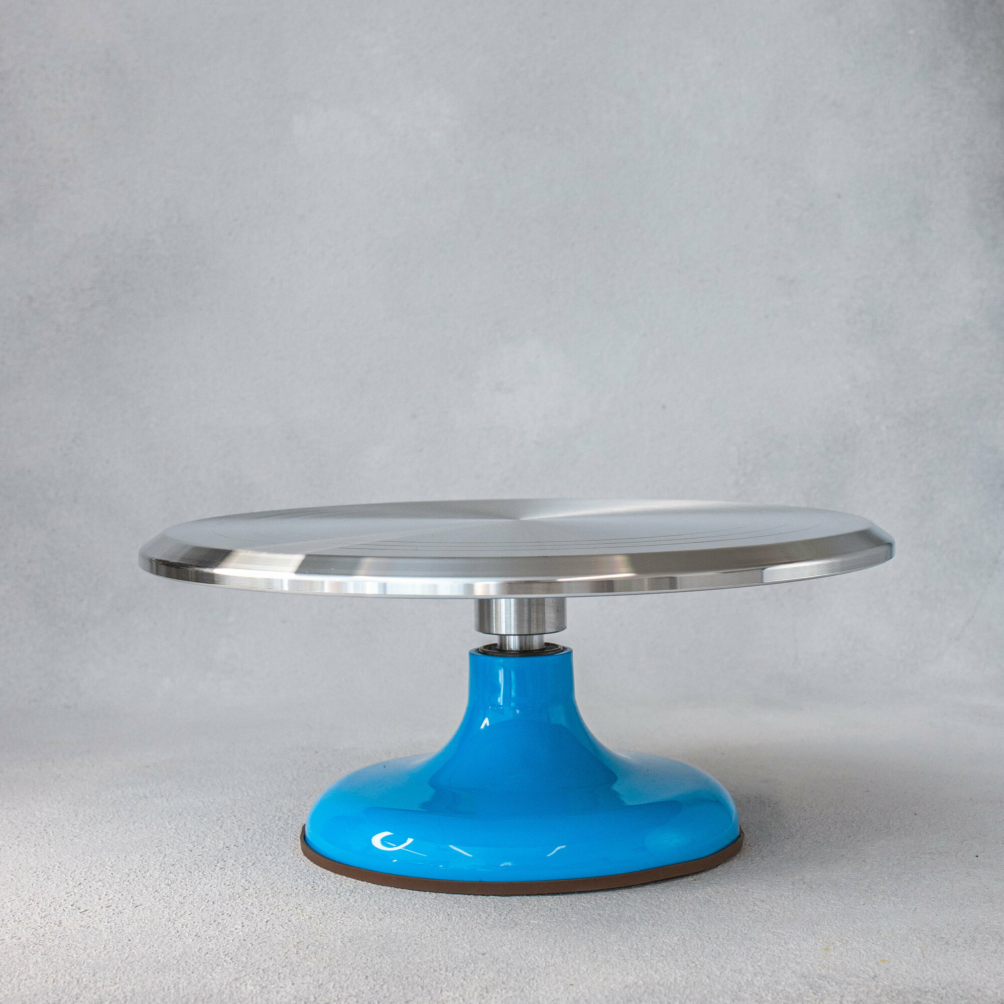 Поворотный металлический столик с синей ножкой - фотография № 1