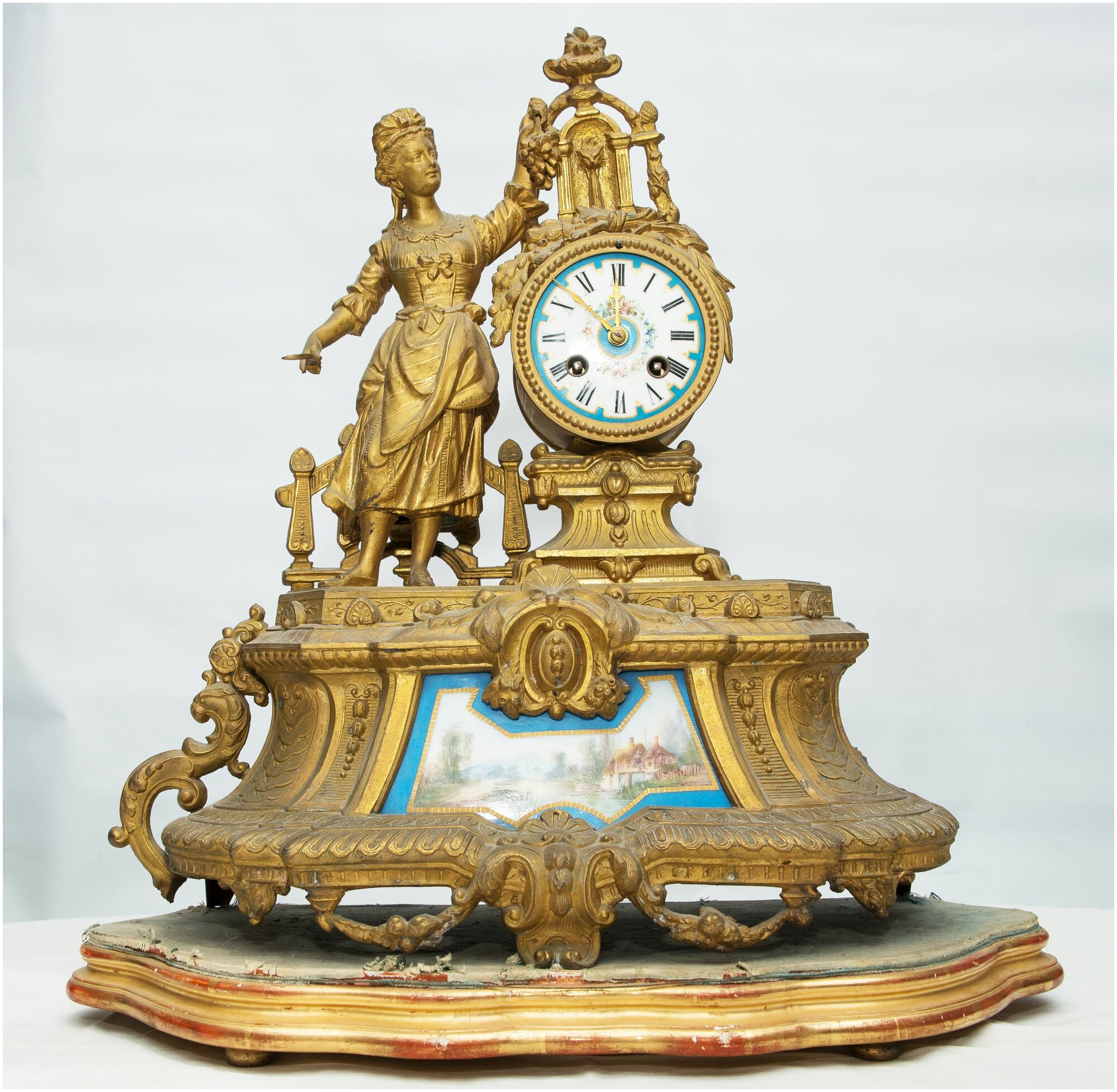 Антикварные большие каминные часы со вставками из Севрского фарфора на аутентичной подставке. Франция, 19 век.