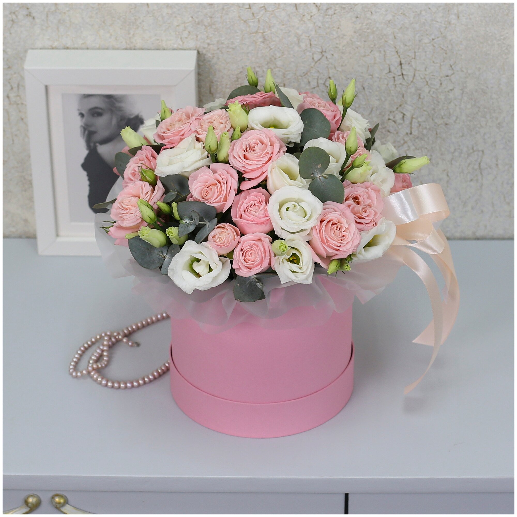 Цветы живые букет из белых эустом и пионовидных кустовых роз с эвкалиптом в шляпной коробке "Нежное послание"