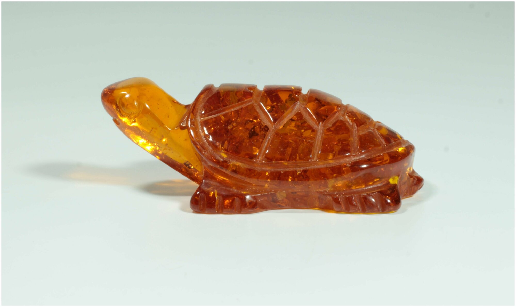 Фигурка декоративная в форме черепахи из прессованного янтаря.