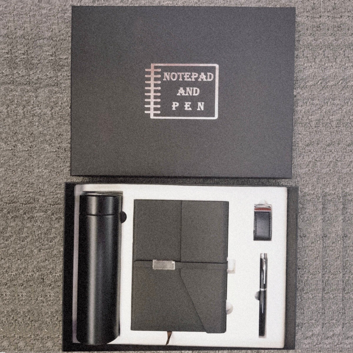 Подарочный набор: термос + ежедневник + флэшка + ручка, черный цвет
