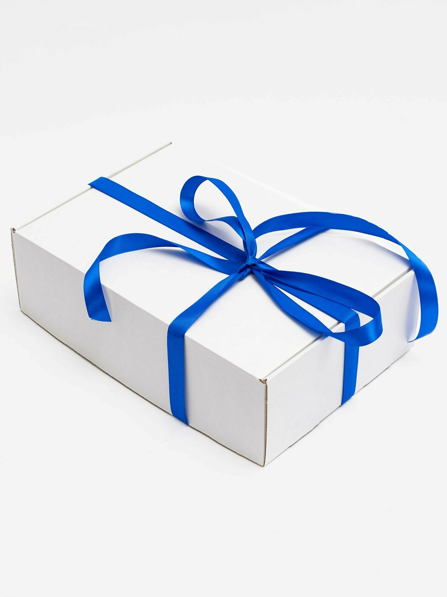 Белая подарочная коробка GILEV 32х22х10см с наполнителем и синей лентой