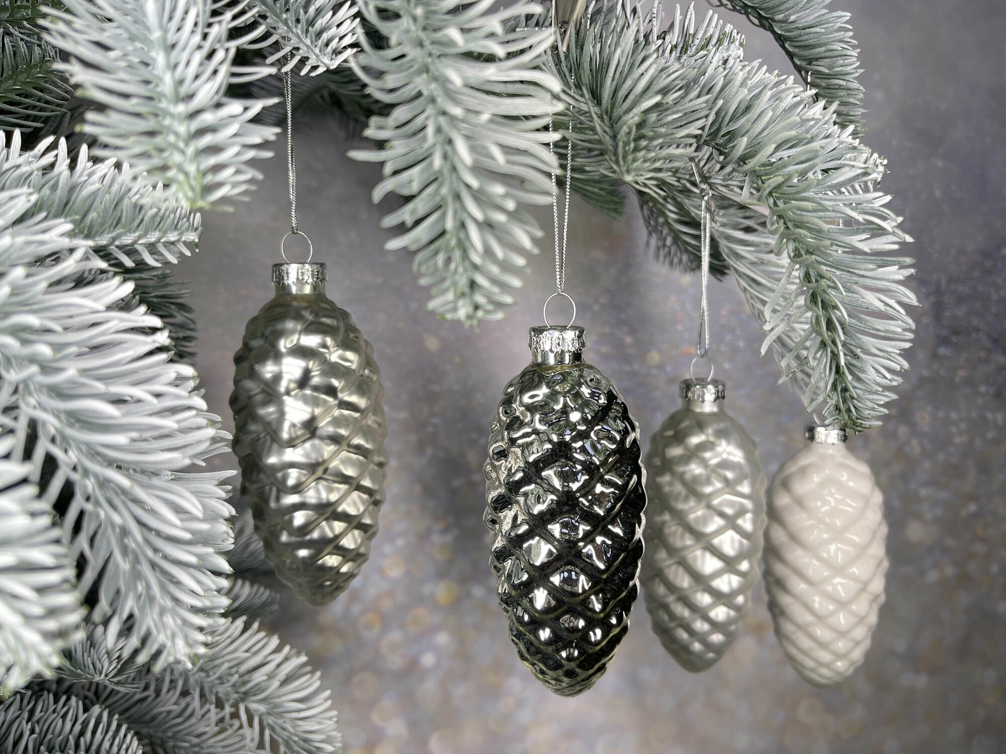 Новогодний шар House of Seasons Шишка стеклянная белая серебро 10 5 см 4 вида