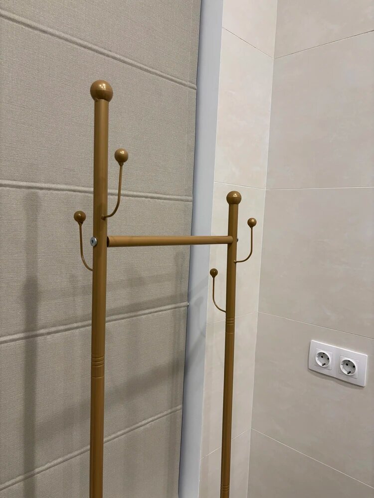 Вешалка напольная для дома или офиса 170 см золотистая на овальной подставке — фото 1