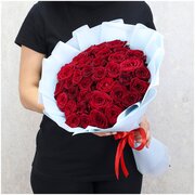 Цветы живые букет из 35 красных роз "Ред Наоми" 50 см в дизайнерской упаковке
